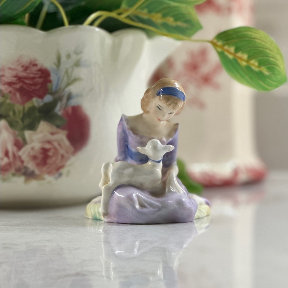 ROYAL DOULTON, HN2048, “MARY HAD A LITTLE LAMB”, 1949-1988. 3 1/2”TALL. - Picture 4 of 10
